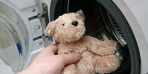 Laver les animaux en peluche dans la machine à laver