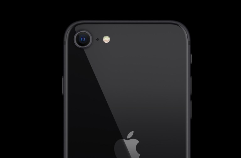 Le noir est une couleur classique intemporelle de l'iPhone SE en 2020.